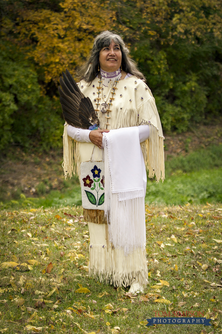 nauvoo photographer tom simpson photographing native american dress