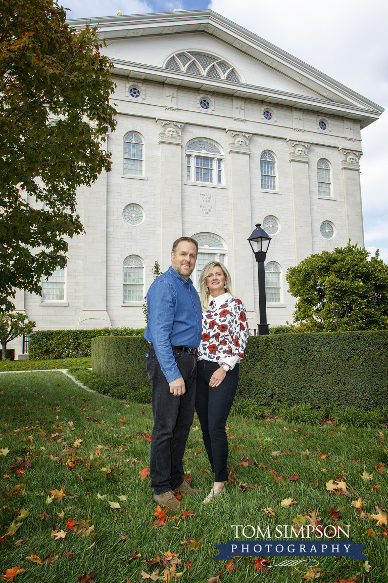 fall couple portrait nauvoo temple