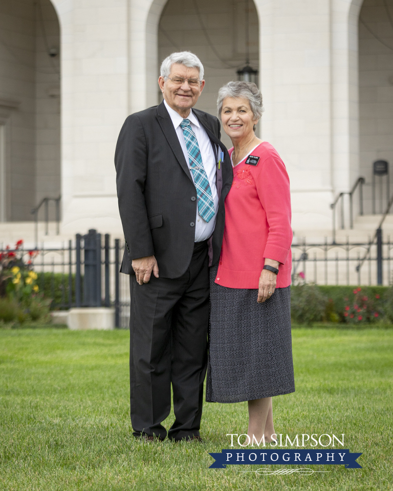 couple in front of nauvo temple