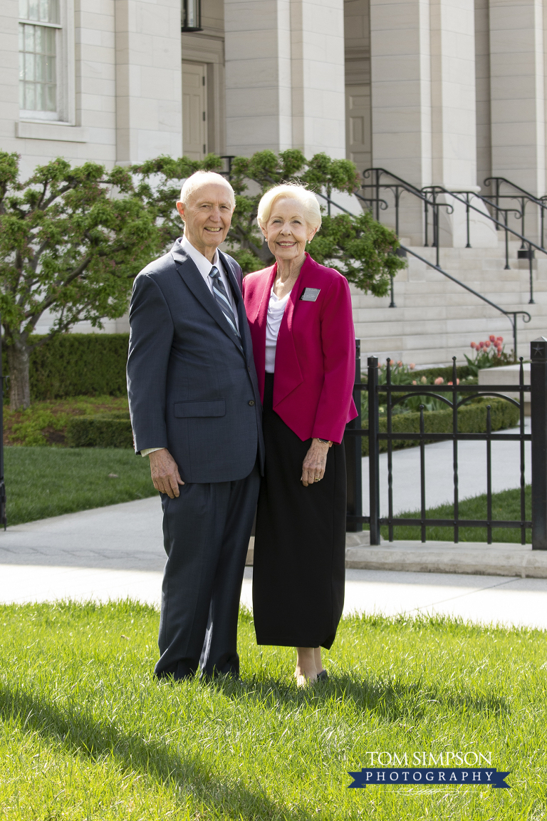 missionary couple nauvoo temple steps