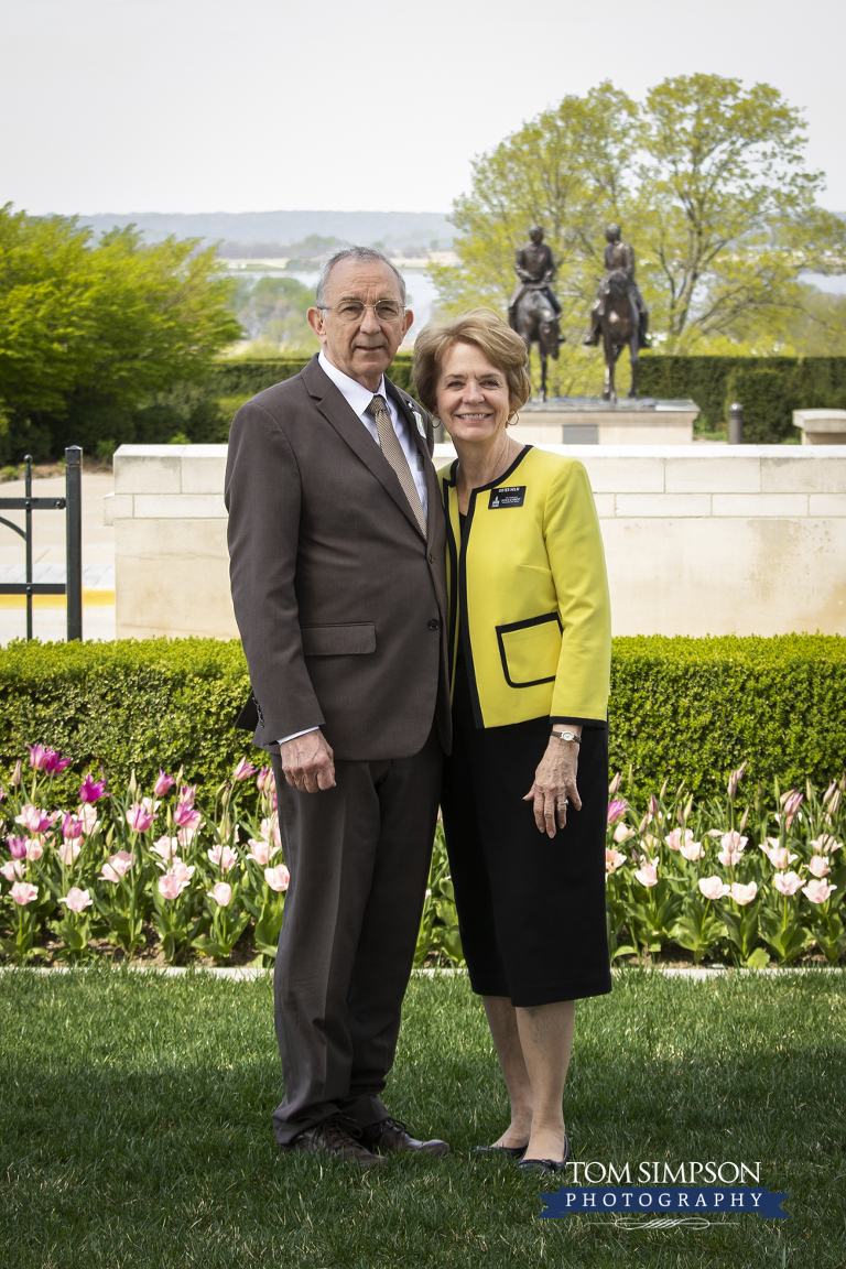 bronze statue missionary couple